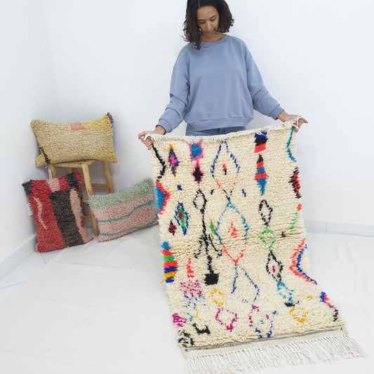 Moroccan White Rug Azilal | MICHALHA | 4'6x2'9 Ft | 1,40x0,88 m | 100% wool handmade - OunizZ