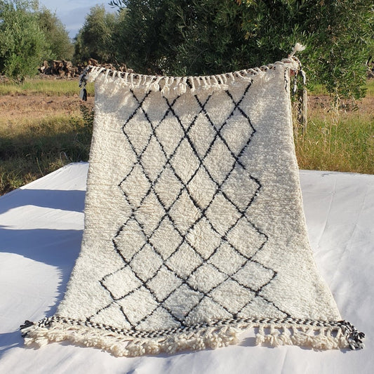Rahba - BENI OUARAIN Moroccan White Rug for Bedroom | Moroccan High Pile Area Rug Berber Authentic Wool | 5'2x3'5 Ft | 160x107 cm - OunizZ