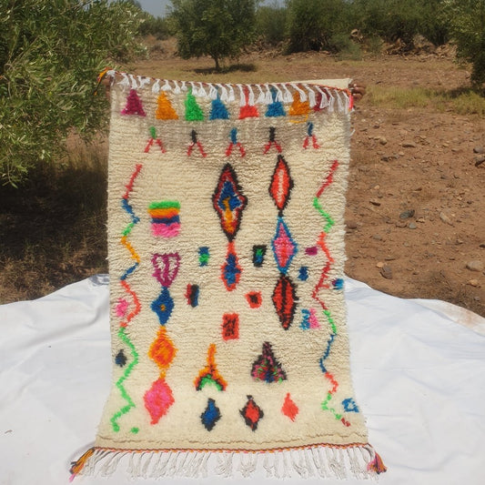 White Azilal Moroccan Rug | Vintage Moroccan Rug | Vintage Berber Rug | Moroccan Area Rug | Authentic Handmade Moroccan Wool Rug | 5'3x3'3 ft - OunizZ