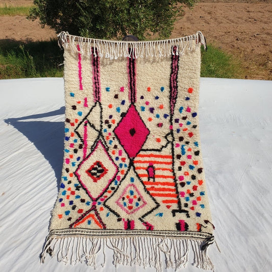 White Moroccan Rug Azilal | Authentic Handmade Moroccan Wool Rug | Berber Moroccan Rug for bedroom | 163x107 cm | 5'35x3'51 ft - OunizZ