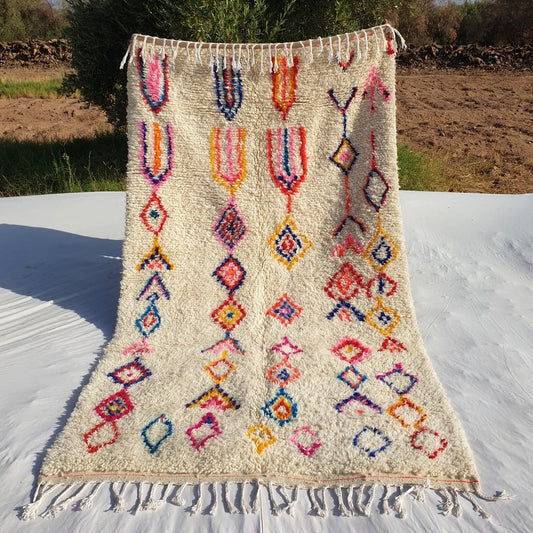 White Moroccan Rug Azilal | Authentic Handmade Moroccan Wool Rug | Berber Moroccan Rug for bedroom | 252x142 cm | 8'26x4'66 ft - OunizZ