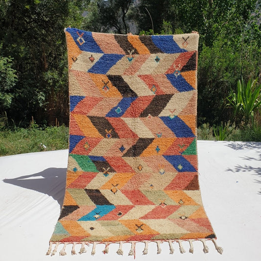 Zinaga - Moroccan Boujad Berber Rug | Colorful Authentic Handmade Bedroom Rug | 8'4x4'7 Ft | 2,55x1,44 m - OunizZ